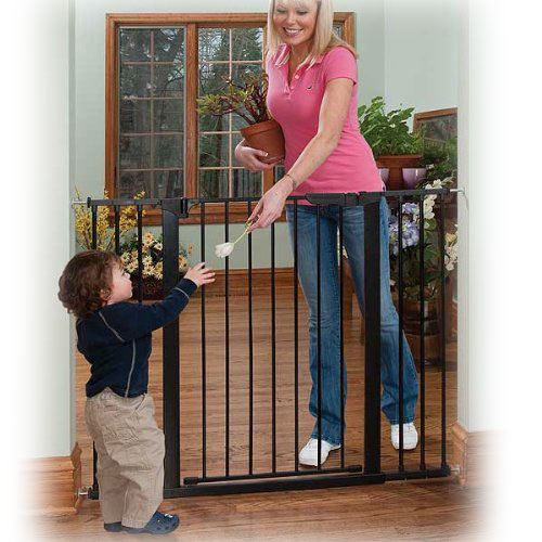 Tall & Wide Auto Close Gateway in Black